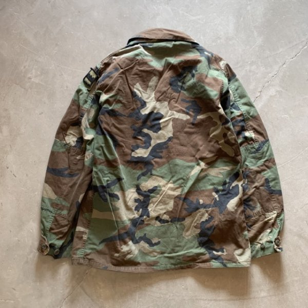 画像9: 【L】ウッドランドカモ コンバットジャケット 迷彩■ビンテージ オールド アメリカ古着 ミリタリー サバゲー 米軍実物 90s ワッペン付き (9)