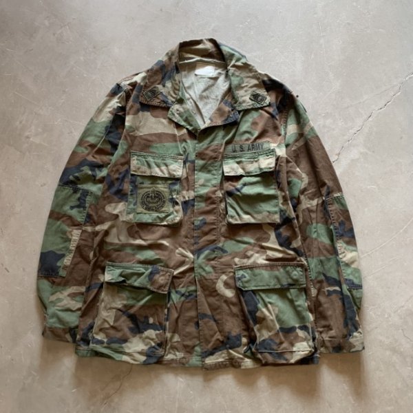 画像1: 【L】ウッドランドカモ コンバットジャケット 迷彩■ビンテージ オールド アメリカ古着 ミリタリー サバゲー 米軍実物 90s ワッペン付き (1)