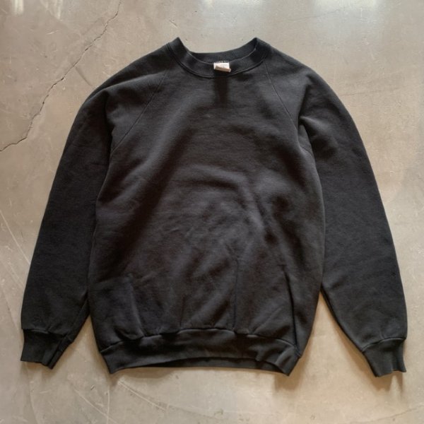 画像1: 【M/L】80s-90s USA製 Fruit of the Loom ラグランスウェット ブラック 黒無地■ビンテージ オールド アメリカ古着 トレーナー フルーツ (1)